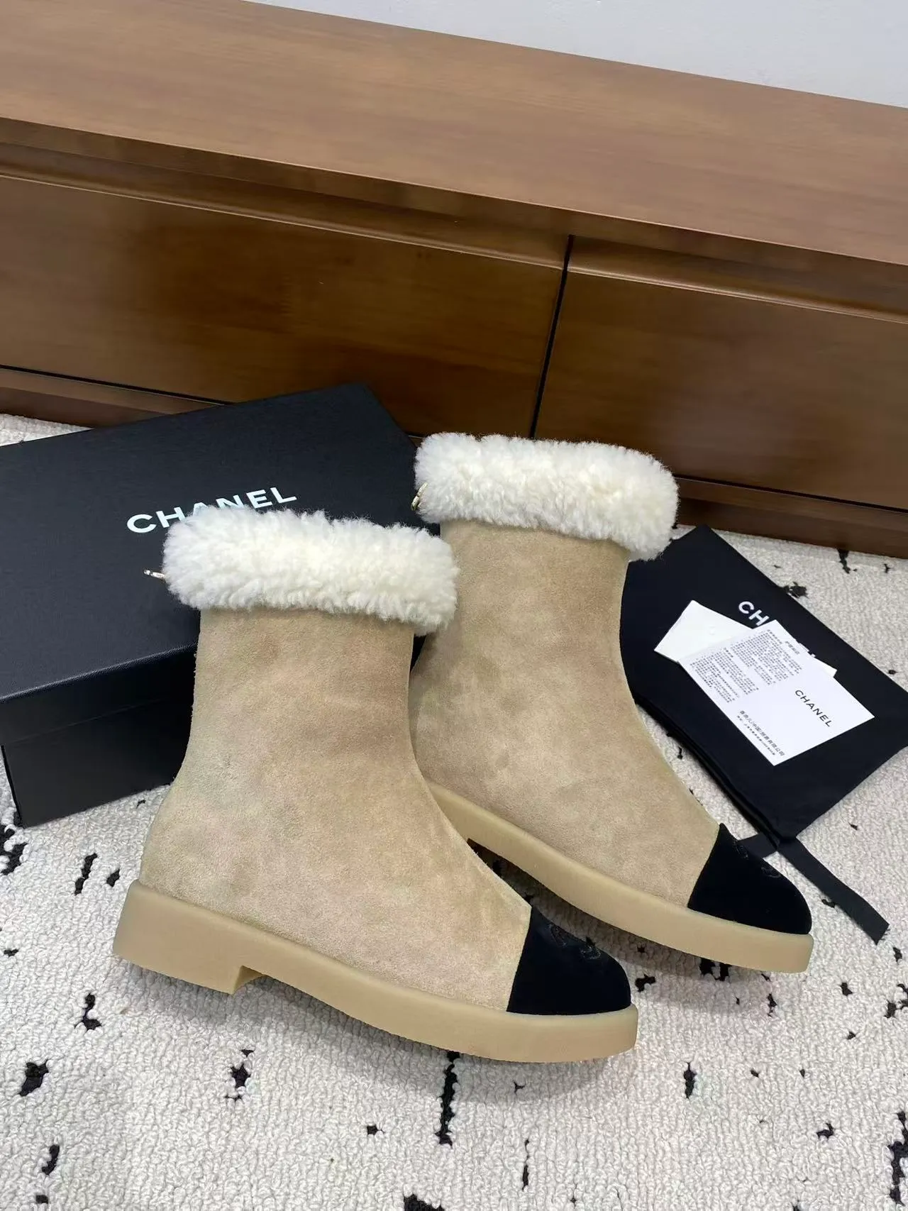 👟👟Ex-factory price 700👟👟 🍀Chanel 2025 autumn and winter furry snow boots. Chanel new autumn and winter genuine wool slippers and boots. Xiaoxiang’s 2025 autumn and winter most beautiful snow boots. Classic, beautiful and warm snow boots❤️Super warm! It's enough to have it this winter, it's really beautiful and fairy~ Materials and craftsmanship: The upper is made of custom sheepskin/wool/sheepskin, and the inner pads are all made of wool. It feels very soft and comfortable! The sole is the original TPU outsole Size: 35-39 (40.41 customized, non-refundable)